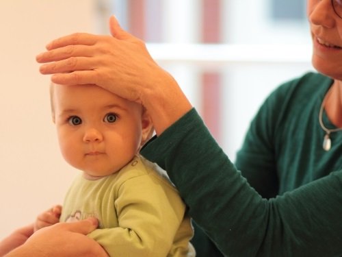 Osteopathische Behandlung eines Kindes von Osteopathin Wiebke Nicolaisen in Kiel - Kind schaut in Kamera