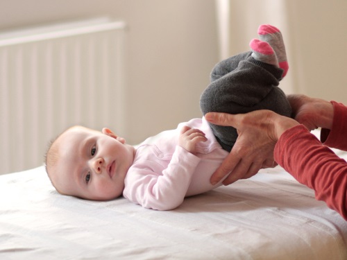 Osteopathie in Kiel: Behandlung von Kindern und Säuglingen Osteopathin Wiebke Nicolaisen in Kiel: Osteopathische Behandlung eines Kindes - Ganzes Kind