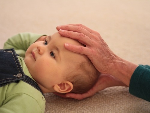 Osteopathie in Kiel: Behandlung von Kindern und Säuglingen Osteopathin Wiebke Nicolaisen in Kiel: Osteopathische Behandlung eines Kindes - Ansicht des Kinderkopfes