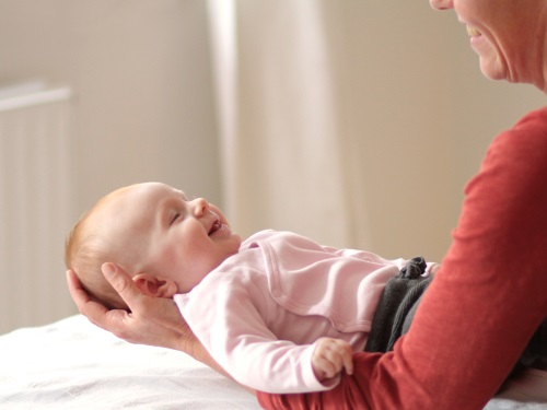 Osteopathische Behandlung eines Kindes von Osteopathin Wiebke Nicolaisen in Kiel - Kind lacht