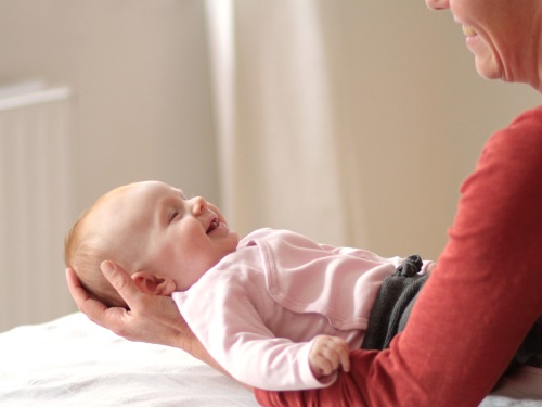 Osteopathie in Kiel: Behandlung von Kindern und Säuglingen Osteopathische Behandlung eines Kindes von Osteopathin Wiebke Nicolaisen in Kiel - Kind lacht